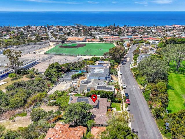 1211 W Muirlands Dr, La Jolla CA: https://media.crmls.org/mediaz/5176fdb7-f6ce-4a9a-b29f-14e8bbc3cb23.jpg