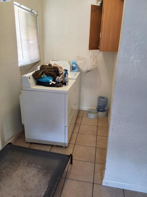 3020 E 19th st, Oakland CA: https://media.crmls.org/mediaz/517826b1-a47b-4abd-8b05-f3a1664805b8.jpg