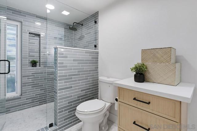 2003 Caminito Circulo Norte, La Jolla CA: https://media.crmls.org/mediaz/5179eb84-db19-4550-97b0-dff6d057bfb2.jpg