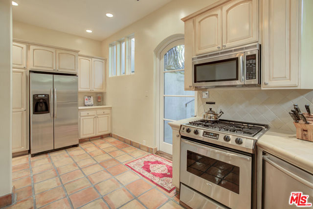 2880 NICHOLS CANYON Road, Los Angeles CA: https://media.crmls.org/mediaz/517a015c-cb51-4274-8c48-d4e9f0f1d03d.jpg