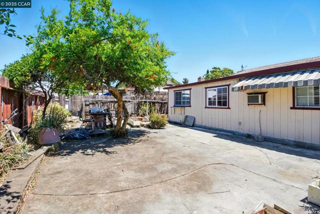 9121 Eaglepoint Ln, Stockton CA: https://media.crmls.org/mediaz/517a09eb-7335-4730-8f34-eecf94cec1f8.jpg