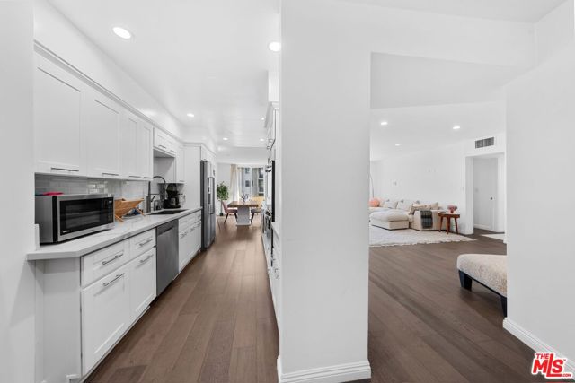 11970 Montana Avenue, Los Angeles CA: https://media.crmls.org/mediaz/517a5782-4f01-4ad1-9e75-b6fefc8b0a5d.jpg