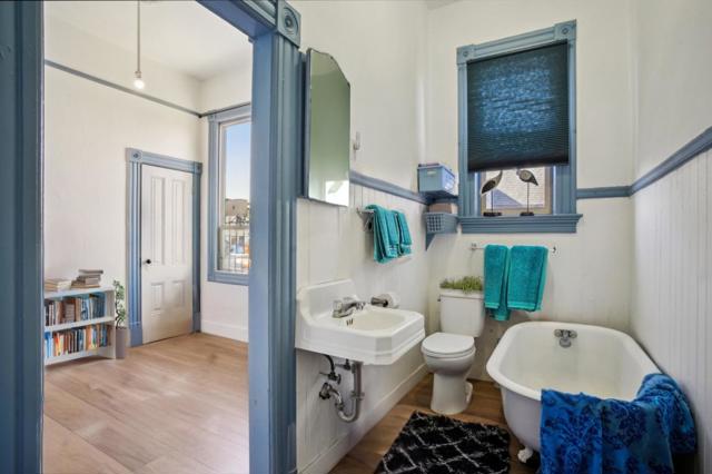 592 22nd Street, Oakland CA: https://media.crmls.org/mediaz/517a6ea7-2cbd-48f2-8125-4a0a6ec1d333.jpg