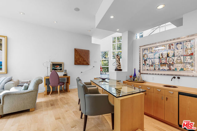 222 Avondale Avenue, Los Angeles CA: https://media.crmls.org/mediaz/517b0b97-57aa-487f-a4ec-45d1769a31eb.jpg