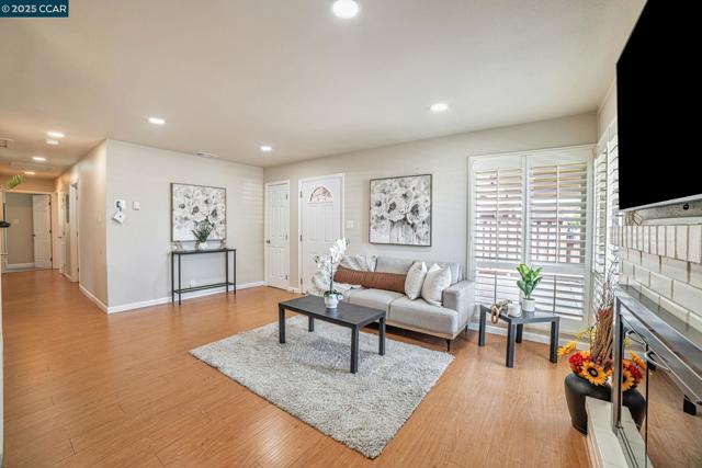 389 James St, Livermore CA: https://media.crmls.org/mediaz/517c0010-a4a0-4e60-bee6-2c3a2d3d19d2.jpg