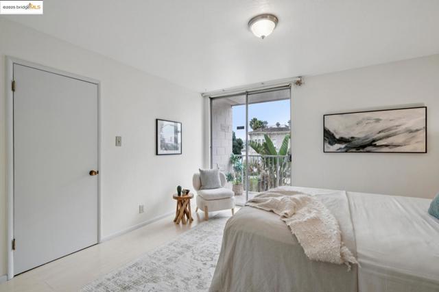 1425 Lakeside DR, Oakland CA: https://media.crmls.org/mediaz/517cfb08-676f-4476-a765-0eeb9f2ec409.jpg