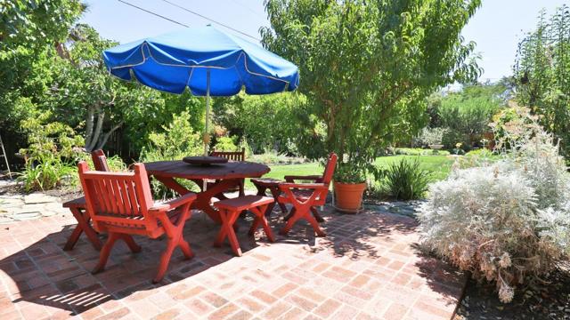 200 Iris Way, Palo Alto CA: https://media.crmls.org/mediaz/517d4a3a-ce08-4585-be74-a190f7fa909a.jpg