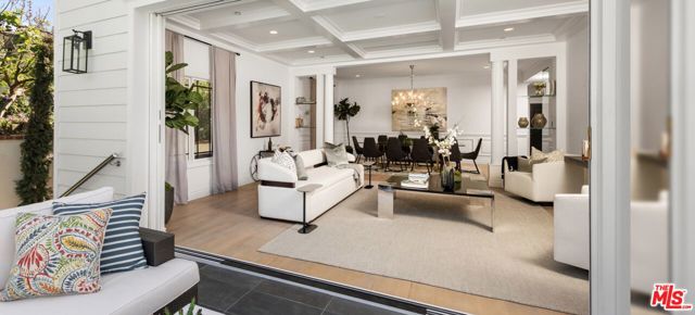504 FOOTHILL Road, Beverly Hills CA: https://media.crmls.org/mediaz/517e14e1-b06c-4959-b601-52ee51199e77.jpg