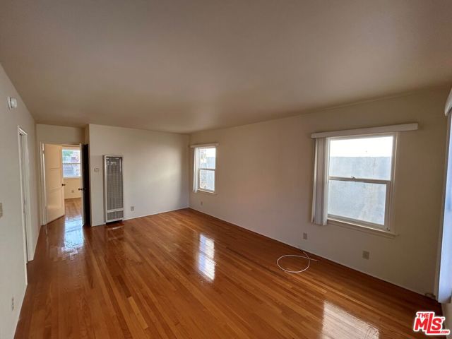 3011 Santa Monica Boulevard, Santa Monica CA: https://media.crmls.org/mediaz/517e9613-648e-4d98-bae3-705a4eced5e6.jpg