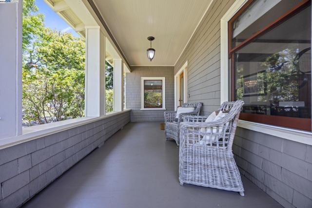 898 Union St, Alameda CA: https://media.crmls.org/mediaz/517ec75b-2c18-46e4-9163-3012f9f8e407.jpg