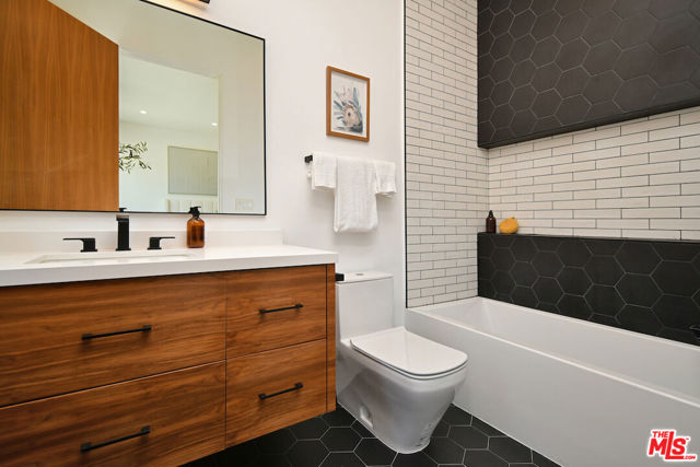 4544 Woodley Avenue, Encino CA: https://media.crmls.org/mediaz/517f77a3-fdd0-41ab-aaa2-f9dad0e02b44.jpg