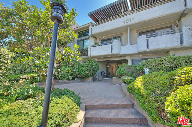 4311 Colfax Avenue, Studio City CA: https://media.crmls.org/mediaz/517fc512-57f5-4df7-8802-b831eb88434e.jpg