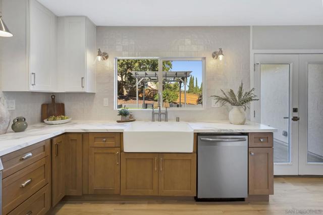 11384 Almazon St, San Diego CA: https://media.crmls.org/mediaz/517fd269-7345-4053-bd04-62e8f3b83c04.jpg