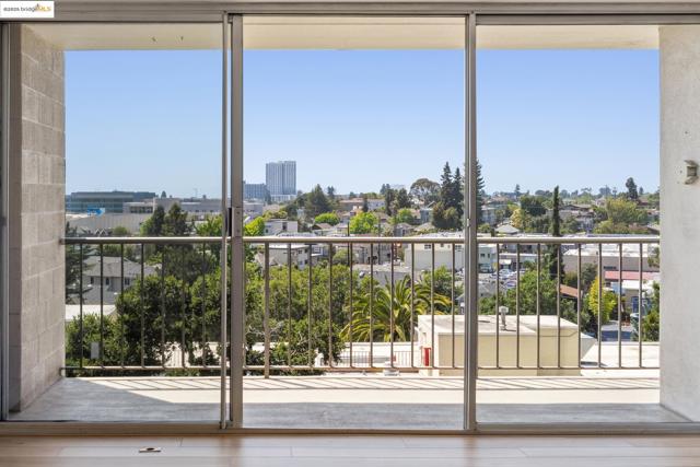 1 Kelton Ct, Oakland CA: https://media.crmls.org/mediaz/5180f5fd-2f5d-4792-847b-67da7ec491e9.jpg