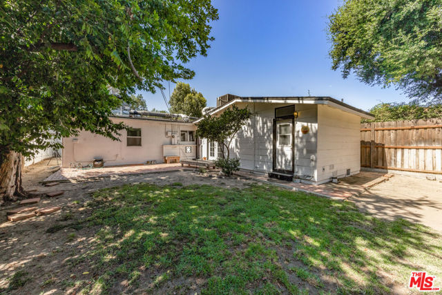 22027 Viscanio Road, Woodland Hills CA: https://media.crmls.org/mediaz/51811583-efc1-437c-b1ff-4497019d7a13.jpg