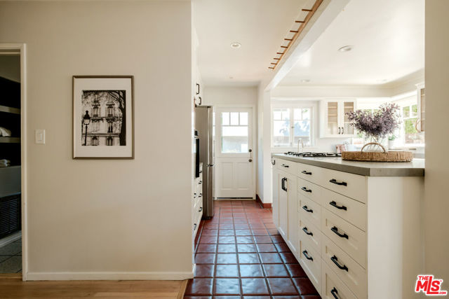 856 858 Coeur D Alene Avenue, Venice CA: https://media.crmls.org/mediaz/51813e38-740d-420e-8b57-d2f71355f74d.jpg
