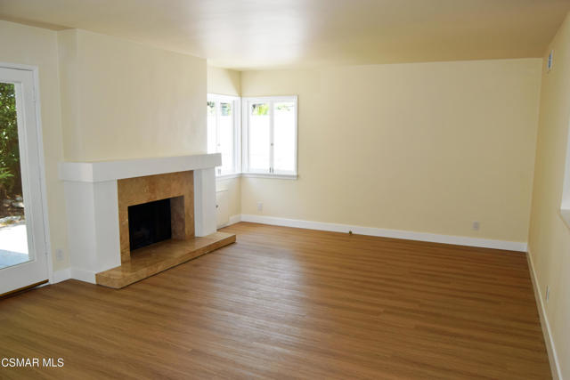 3315 S Bentley Avenue, Los Angeles CA: https://media.crmls.org/mediaz/5181bbc3-fed3-47d4-b34d-42bc81d21845.jpg