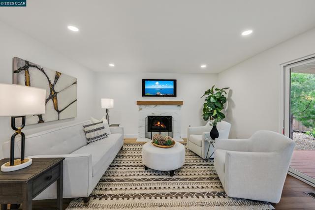 2043 Gill Port Ln, Walnut Creek CA: https://media.crmls.org/mediaz/5183c5e6-0e23-4d53-ac73-aecd59eb2b57.jpg