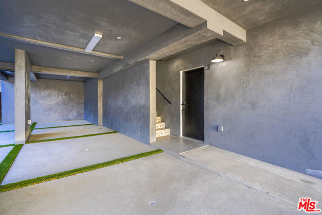 1331 N June Street, Los Angeles CA: https://media.crmls.org/mediaz/51859ac5-7ad6-469f-a000-eef985c742e1.jpg