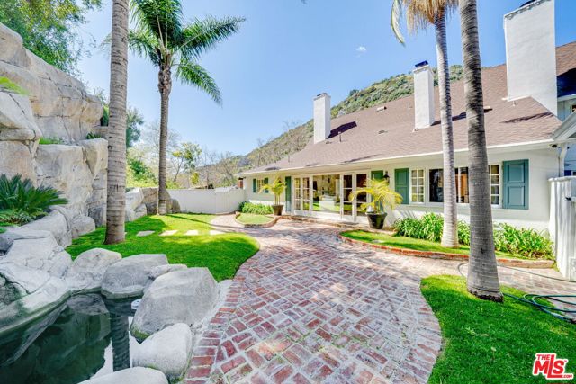 2628 MANDEVILLE CANYON Road, Los Angeles CA: https://media.crmls.org/mediaz/5185d4e9-85ba-45ab-a926-de1a54e0afc0.jpg