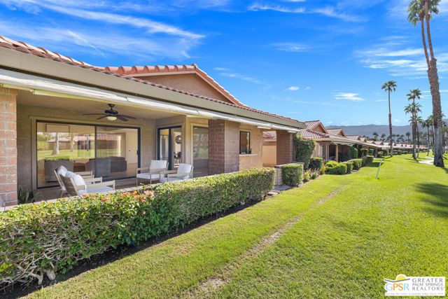 6 Joya Drive, Palm Desert CA: https://media.crmls.org/mediaz/518677fc-22fe-4c05-9843-f9f203777d7c.jpg