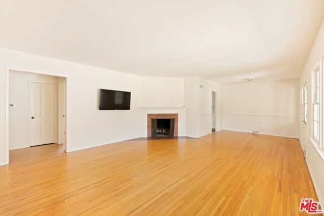 315 26th Street, Santa Monica CA: https://media.crmls.org/mediaz/51868cdb-ed4d-4f1d-afc8-ae3b0c738c6a.jpg