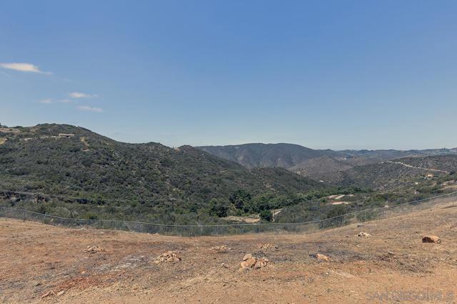 4027 Sumac Summit, Fallbrook CA: https://media.crmls.org/mediaz/51874837-1761-4aad-a3a2-379b2145bcc8.jpg