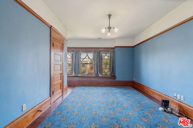 1049 Elden Avenue, Los Angeles CA: https://media.crmls.org/mediaz/51878208-2b26-400b-8a01-3845a616f9b9.jpg
