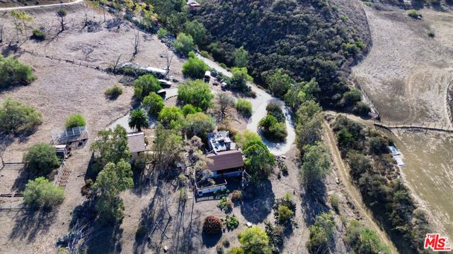 11077 Pacific View Drive, Malibu CA: https://media.crmls.org/mediaz/5187e2db-1f39-47ec-bfdd-fe49ca4015c6.jpg