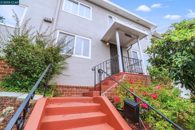 1232 E 20Th St, Oakland CA: https://media.crmls.org/mediaz/518847b8-6a0f-4356-923c-6634378ed1ee.jpg
