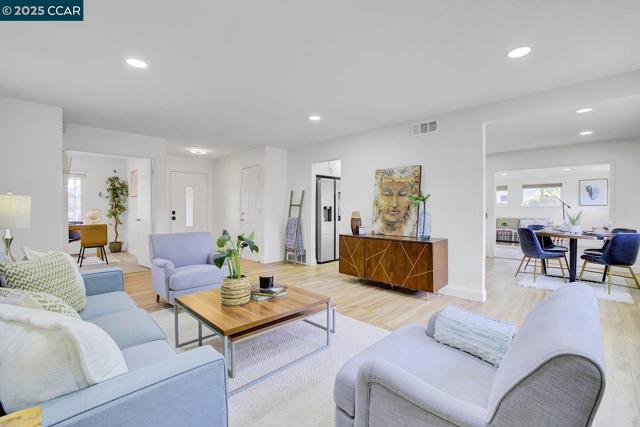 9821 Broadmoor Dr, San Ramon CA: https://media.crmls.org/mediaz/5188497c-a47d-497f-8057-27eafa120179.jpg