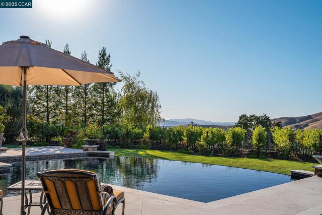 940 Eagle Ridge Dr, Danville CA: https://media.crmls.org/mediaz/5188566a-7fc0-4642-a4a3-0382cce223e6.jpg