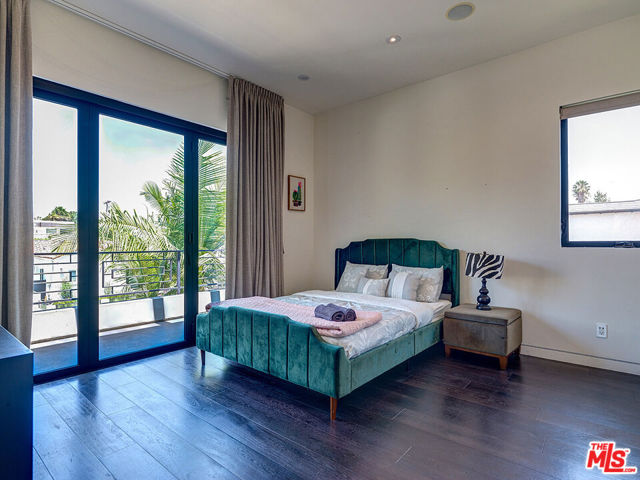 6360 Maryland Drive, Los Angeles CA: https://media.crmls.org/mediaz/51885ae6-f1bd-497b-a04c-1c9171694cfb.jpg