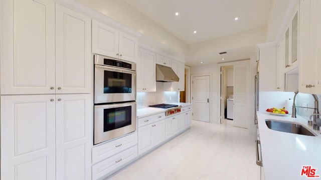 10120 Empyrean Way, Los Angeles CA: https://media.crmls.org/mediaz/51886e3b-9882-4bca-b2dd-e9d38017219a.jpg
