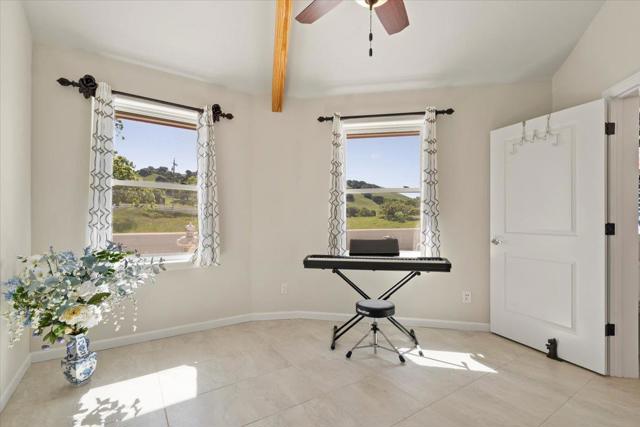 22500 Pacheco Pass Hwy,  CA: https://media.crmls.org/mediaz/5188d6c1-0165-4b60-9ab3-7c120ef8e893.jpg