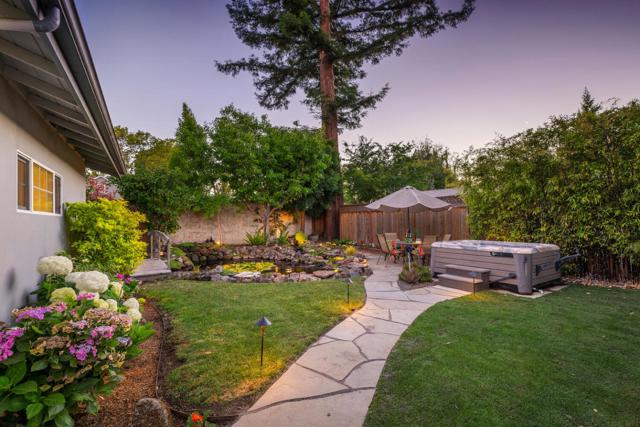 833 Linden Avenue, Burlingame CA: https://media.crmls.org/mediaz/518ab33b-1376-4271-8616-5746a9dfc51c.jpg