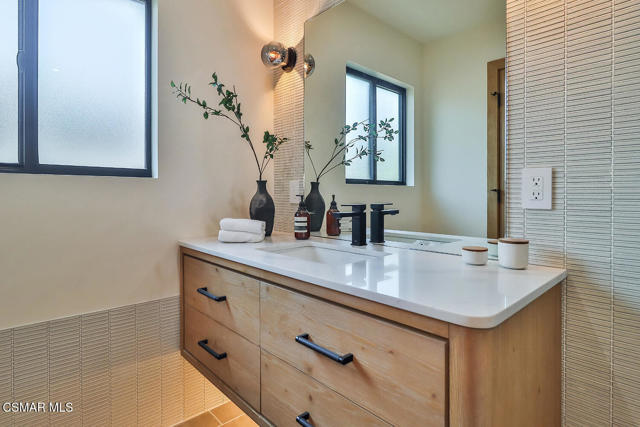 514 W Washington Boulevard, Pasadena CA: https://media.crmls.org/mediaz/518bdb2e-3085-45bf-b8fc-b7fa91316cb0.jpg