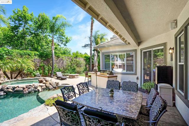 1117 Teal Ct, Brentwood CA: https://media.crmls.org/mediaz/518c1c39-3237-4328-b623-6f7462f256a1.jpg