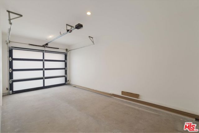 5530 1/2 Sunnyslope Avenue, Sherman Oaks CA: https://media.crmls.org/mediaz/518c9825-8f24-4ec3-8abc-baf09a24c650.jpg