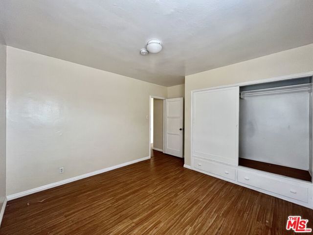 4424 1/2 Arlington Avenue, Los Angeles CA: https://media.crmls.org/mediaz/518cc557-ebed-48b6-9195-8a687964fcba.jpg