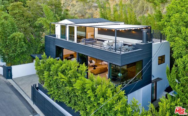 2164 Sunset Plaza Drive, Los Angeles CA: https://media.crmls.org/mediaz/518ccda6-a801-426d-9706-68af85cc4e1d.jpg