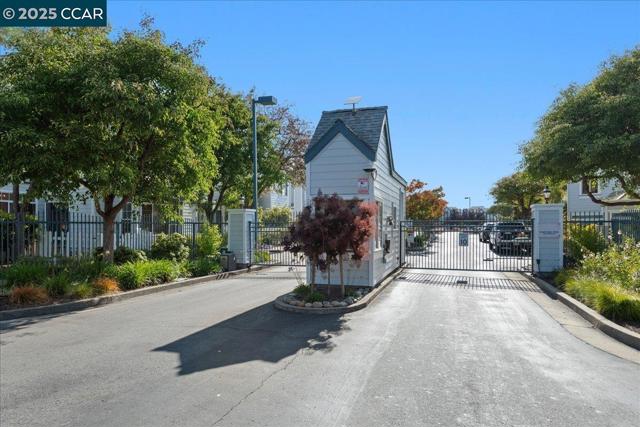 609 Commodore Dr, Richmond CA: https://media.crmls.org/mediaz/518d7ebf-cc06-4687-8325-f7a670f3ec12.jpg
