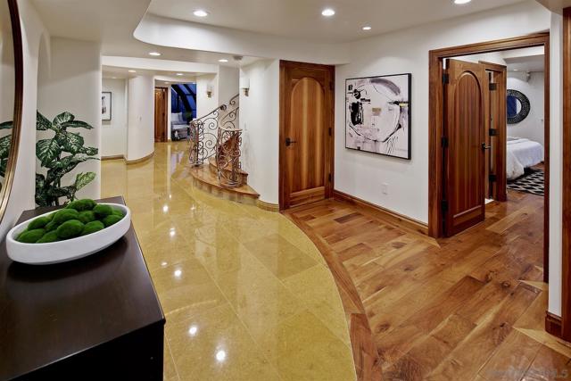 100 Harbor Dr, San Diego CA: https://media.crmls.org/mediaz/518db443-7a15-46f0-b6a9-0862c9cdbee9.jpg