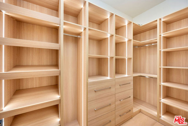 17510 Miranda Street, Encino CA: https://media.crmls.org/mediaz/518e09da-97b5-488c-90d8-24c7a91244c0.jpg