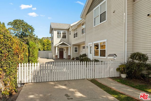 4224 Madison Avenue, Culver City CA: https://media.crmls.org/mediaz/518e2067-c6b0-4b2d-8901-672da4204543.jpg