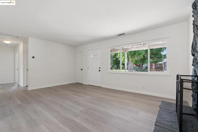 41 Belinda Dr, Pleasant Hill CA: https://media.crmls.org/mediaz/518e2ec0-25e2-44ea-80bb-31190e88e91f.jpg