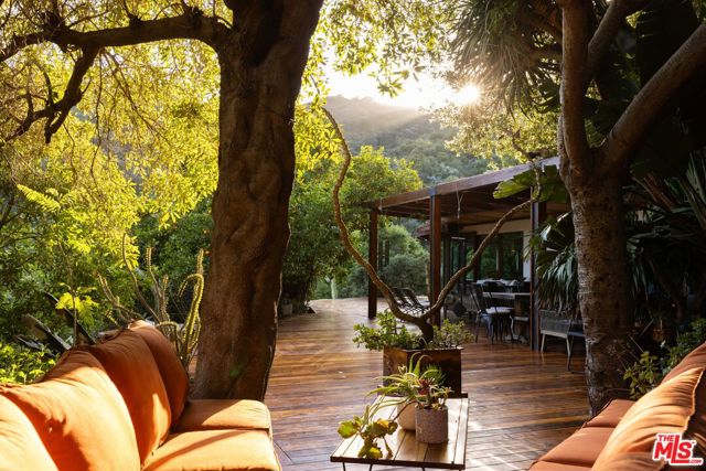 10018 Reevesbury Drive, Beverly Hills CA: https://media.crmls.org/mediaz/518e4d0c-a88d-4b9c-b30f-58452ae98314.jpg