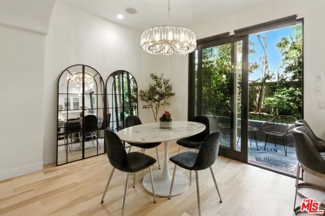 838 16th Street, Santa Monica CA: https://media.crmls.org/mediaz/518edb54-9093-4106-9b1a-e3192c30ba5c.jpg