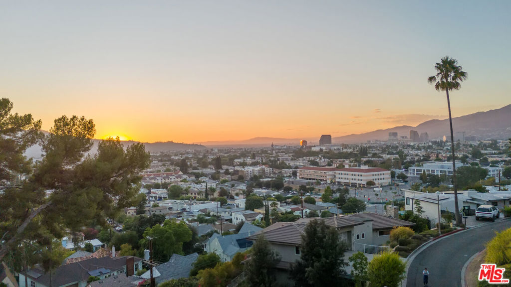 https://media.crmls.org/mediaz/518ee47e-d896-47bf-ba2e-df8b1f921f26.jpg?preset=X-Large
