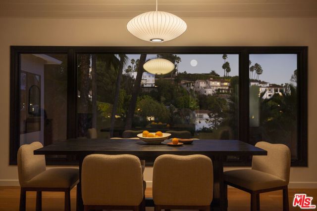 5692 Holly Oak Drive, Los Angeles CA: https://media.crmls.org/mediaz/518f1a5d-1af1-42a4-b45e-7ce58ecbd094.jpg